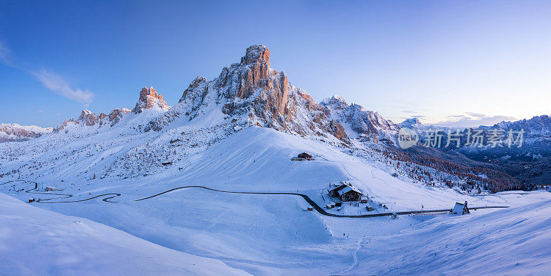意大利Dolomites的Passo Giau冬季景观